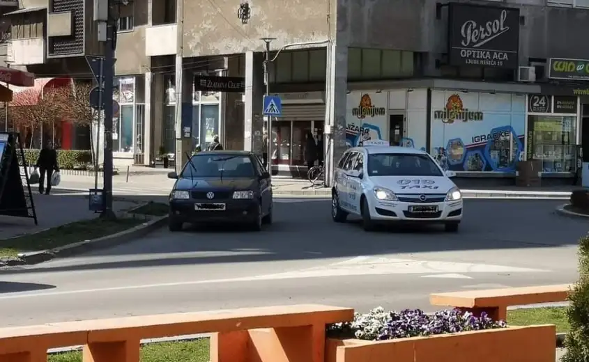 Vrhunac bahatog parkiranja u Zaječaru: Ostavio automobil kod kružnog toka