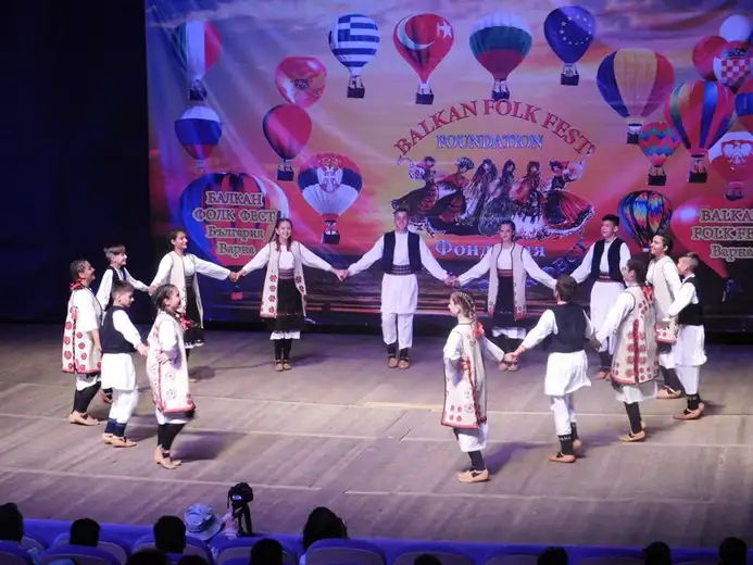 Centru za tradicionalnu umetnost "Koreni" uručena Zlatna plaketa Fondacije "Balkan Folk Fest"
