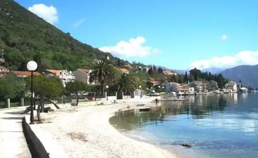 Baošići u zoni magle: Vlasnik placa grad - tereta ima ili nema?