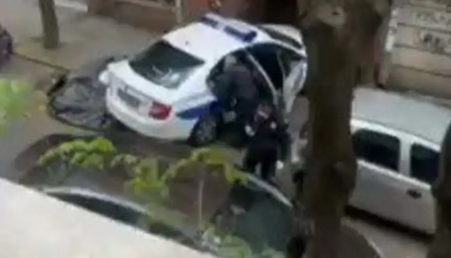 Snimak policajca koji udara muškarca jer krši zabranu kretanja, MUP - ispitaćemo