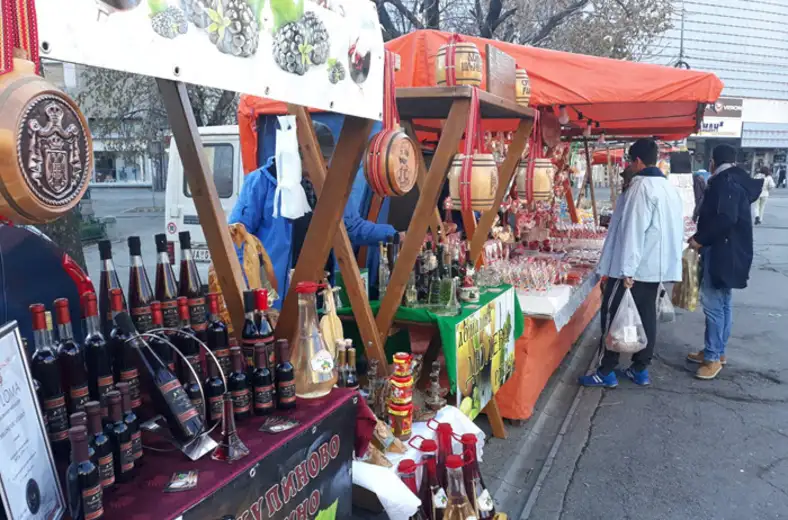 Počeo tradicionalni Novogodišnji bazar na zaječarskom trgu (FOTO)