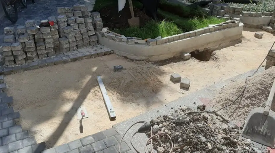 Godinu dana od uređenja dvorišta biblioteke kocke se uklanjaju zbog problema sa vodom