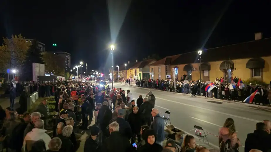 "Dvostruki doček" za studente šetače u Boru: S jedne strane ulice njihove, sa druge pristalice SNS