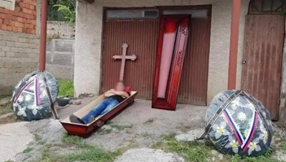 Bor: Sa krstačom na kome je napisano njegovo ime prošao kroz grad, policija ga pronašla u mrtvačkom sanduku