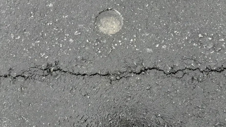 Novi asfalt ispucao: Put kod Tamniča počeo da se raspada nakon mesec dana!