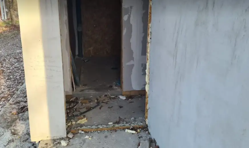 Vandalski pir se nastavlja: Nepoznati počinioci tokom noći ukrali su vrednu stolariju