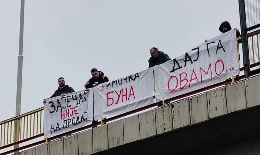 "Podsećamo sve koji dolaze u Zaječar da je odavde počela Timočka buna": Zaječarci transparentima "Timočka buna", "Daj ga ovamo" dočekuju Vučića