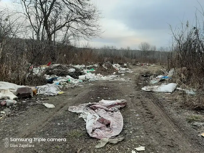 Smećem zatrpali rodnu njivu: Vražogrnčani smeće ovde bacaju godinama!