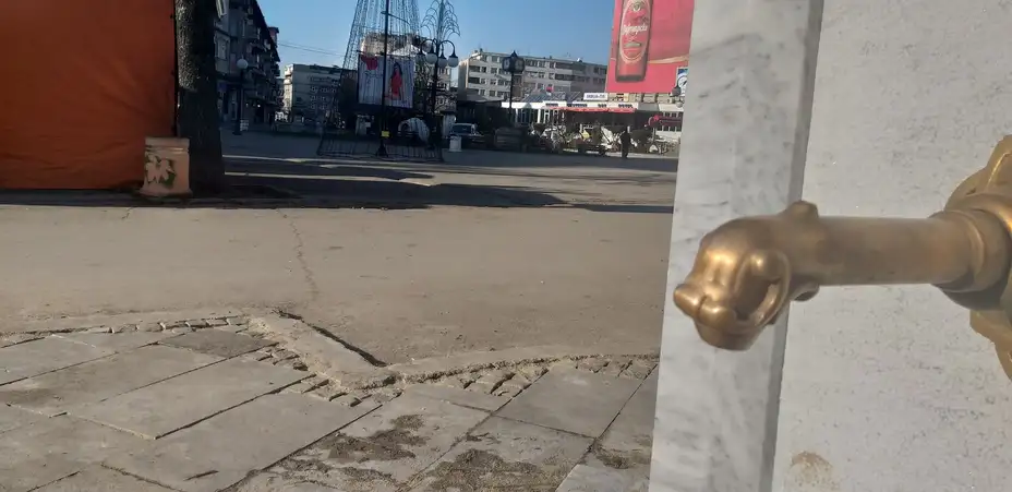 Slavine na novoj česmi na glavnom gradskom trgu ponovo su suve