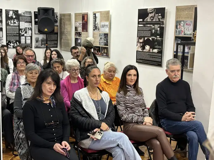 Ciklus prikazivanja televizijskih drama RTS-a u kojima je igrao Zoran Radmilović, otpočeo juče u Pozorišnom muzeju