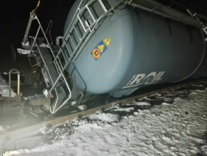 Na ulazu u Prahovo prevrnule su se četiri cisterne sa sumpornom kiselinom