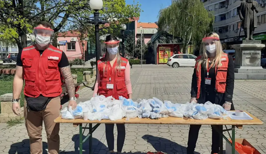 Volonteri Crvenog krsta delili građanima maske i rukavice: Akcija se nastavlja sutra ispred velikih marketa