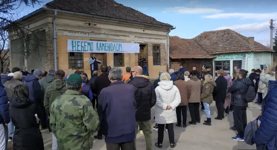 Protest u Malom Izvoru: "Meštani su uznemireni jer je u pitanju dalji opstanak". Ničić: „Aleksandar Jovanović Ćuta i Dejan Krstić, sa jedva tri posto podrške građana izašlih na izbore, neće rešiti nijedan problem meštana Malog Izvora"