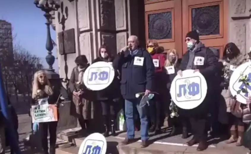 Ispred Vlade Srbije skup u pomen preminulim lekarima i zdravstvenim radnicima