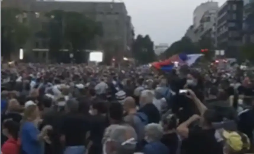 Žandarmerija ispred Skupštine razdvajala dve grupe građana koji su davali podršku poslanicima u štrajku glađu, poslanica SNS prekida štrajk