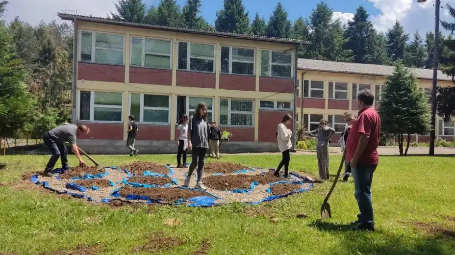 U školi u Velikom Izvoru realizovana aktivnost "Planeta cveća"