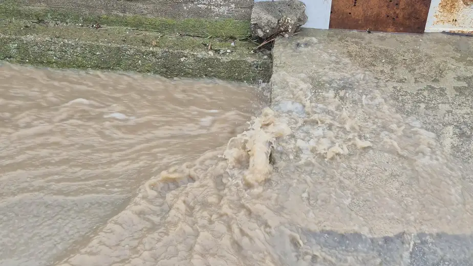 Meštanima Belog Brega i Kotlujevca posle kiše potrebniji čamci nego automobili