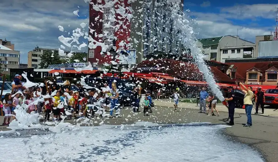 Deca oduševljena prezentacijom vozila i opreme policije i vatrogasaca
