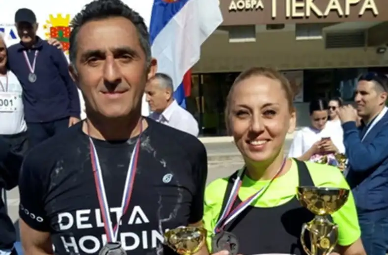 Danijela i Dragiša vraćaju se sa maratona u Jagodini okićeni medaljama