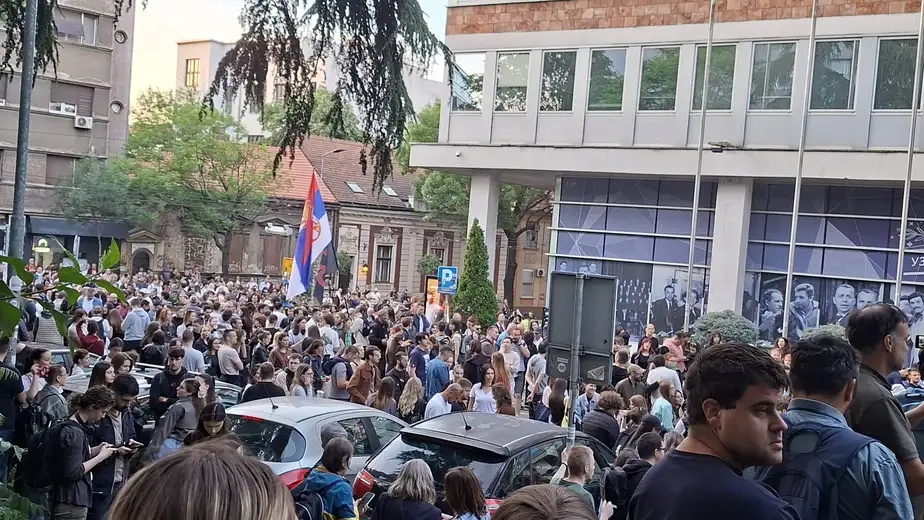 Studenti i građani ispred RTS: Čekaju da vide da li će objaviti snimak nasilja nad čovekom danas ispred Pravnog fakulteta u Beogradu