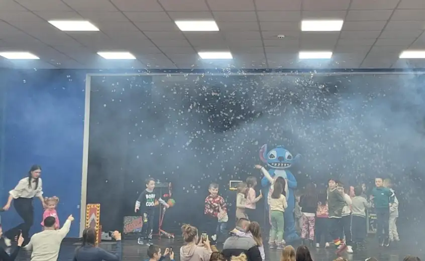 U Centru za kulturu u Kotlujevcu mališane zabavljao Magični Varijete Šou iz Niša