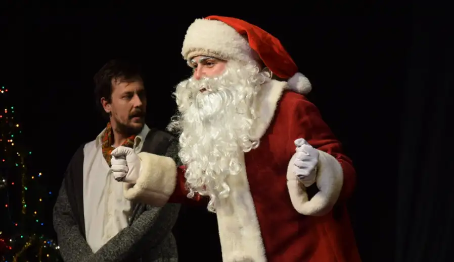 Odigrana premijera novogodišnje predstave za decu “Potraga za Deda Mrazom”