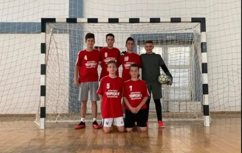 Futsal ekipa OŠ "Desanka Maksimović" osvojila 2. mesto na Međuokružnom takmičenju