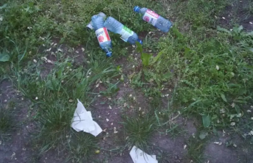 Prijavi problem: Razbacano smeće oko nekadašnjeg stadiona FK "Putevi"