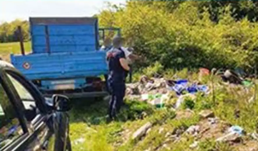 Komunalna policija opet zatekla građane kako bacaju otpad iz kamiona kraj puta
