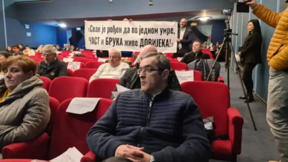Ristović dočekan transparentom: „Svak je rođen da po jednom umre, čast i bruka žive dovijeka“
