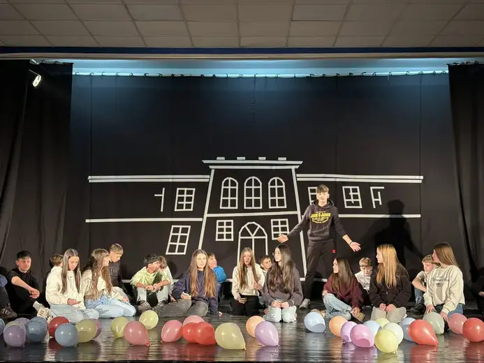 Predstava Dramske sekcije OŠ ,,Desanka Maksimović”, ,,Sami u školi”, odigrana u Centru za kulturu u Kotlujevcu