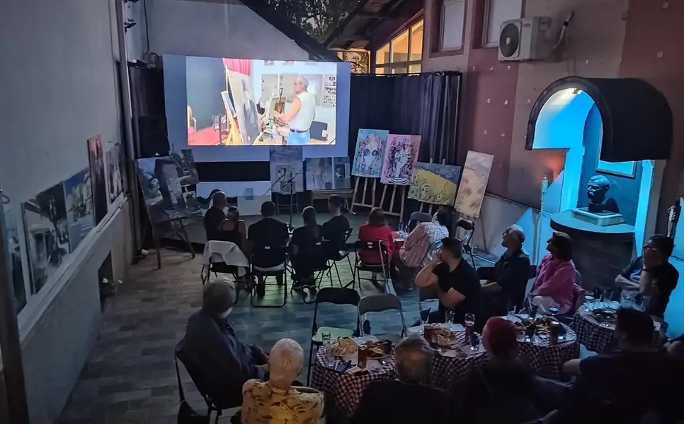 U dvorištu Pozorišnog muzeja priređeno druženje za učesnike 31. Sabora likovnih umetnika