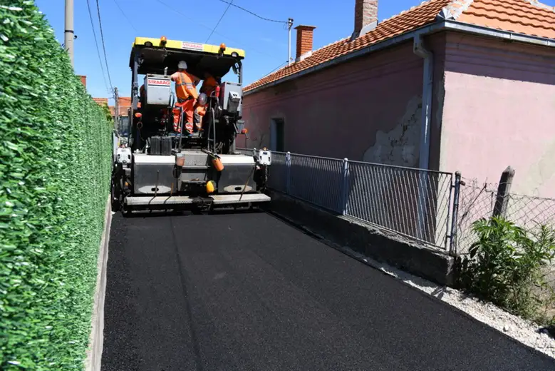 Nastavljaju sе infrastrukturni radovi u Zajеčaru: Asfaltirana Šumadijska ulica u dužini od 205 metara