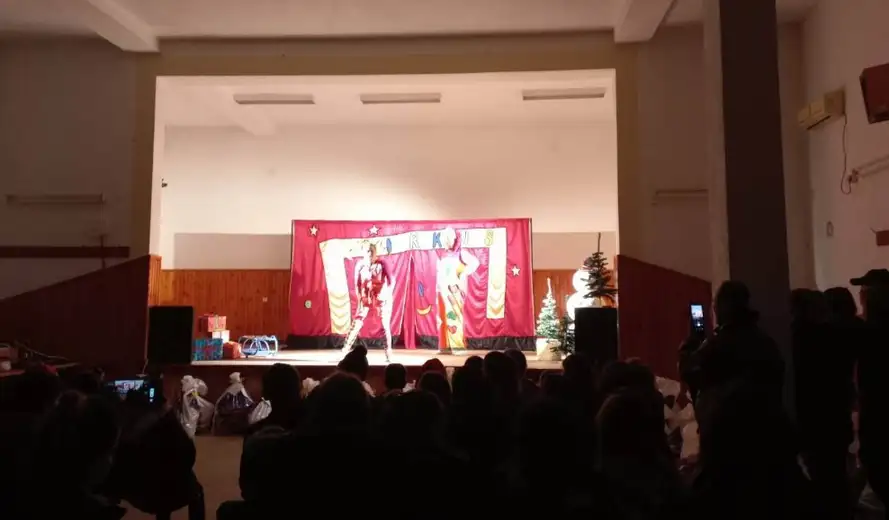 Predstava zaječarskog teatra ,,Novogodišnja škola za klovnove” obradovala mališane u Dubočanu