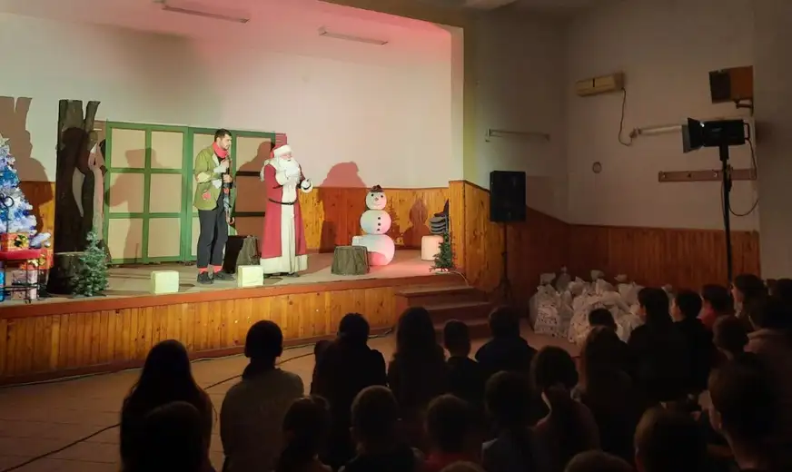Predstava zaječarskog teatra ,,Mala novogodišnja bajka” obradovala mališane u Dubočanu