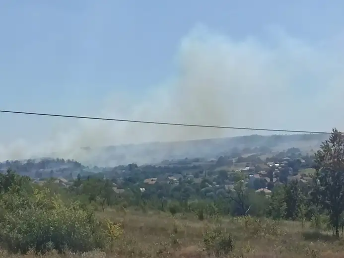 Požar pored Dubočana: Izgorela stara farma ovaca, i jedan objekat u selu, vatrogasci na terenu