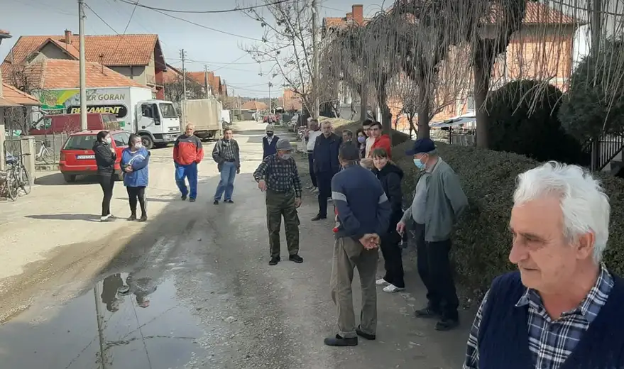 Stanari Durmitorske ulice oterali bagere: Asfalt smo platili, a nude nam rizlu