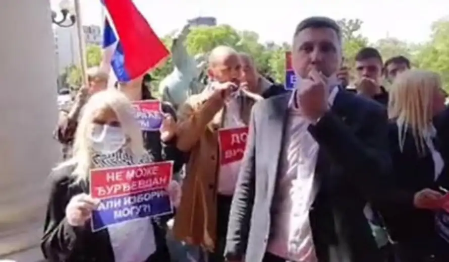 Poslanici Dveri na čelu sa Obradovićem ispred Skupštine, incidenti sa poslanicima vladajuće koalicije i ministrima