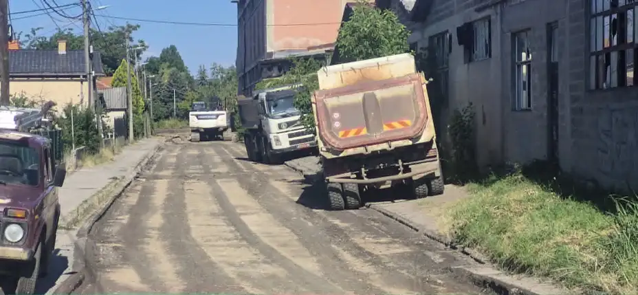 Asfalt stiže posle godinu dana lažnih obećanja i uništenih automobila: Počeli radovi u Železničkoj ulici