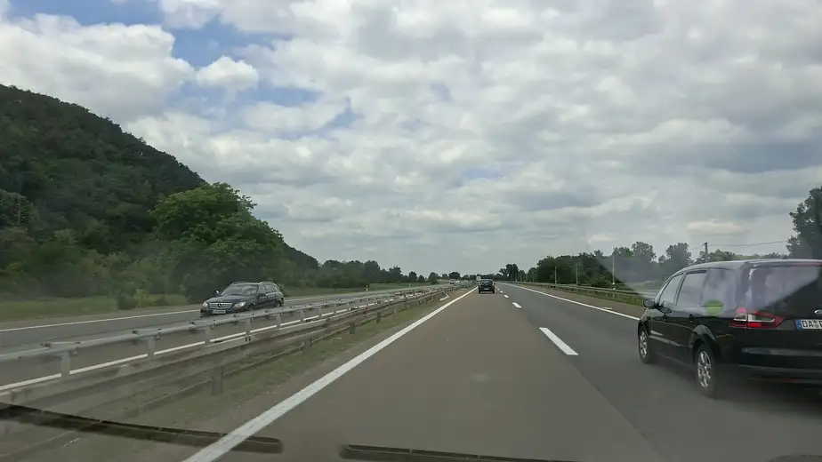 Saobraćaj umeren, uslovi za vožnju uglavnom povoljni