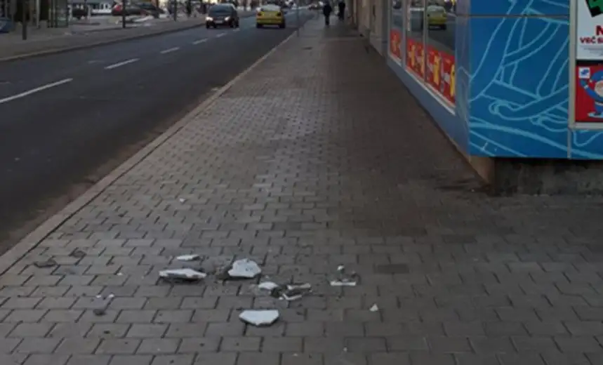 OPREZ! Delovi fasade sa zgrade u centru grada OTPADAJU