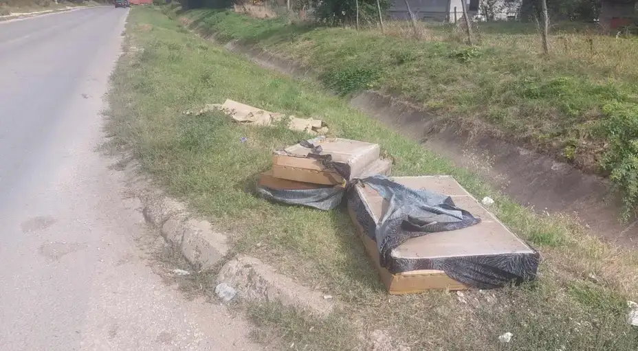 Bačeno smeće i stari kauč danima niko ne uklanja: Na uglu ulice Crvene Armije i Stanoja Glavaša neko bacio stare stvari