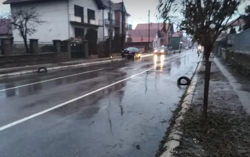 Foto vest: Vlast u Zaječaru predsednika Vučića dočekala sa gumama u slivnicima