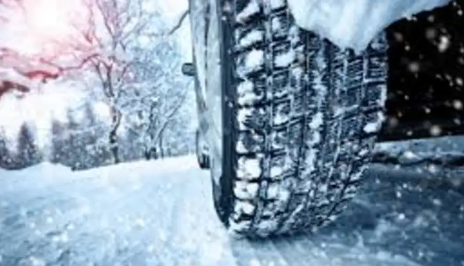 Zašto nije bezbedno voziti automobil sa zimskim gumama i tokom leta