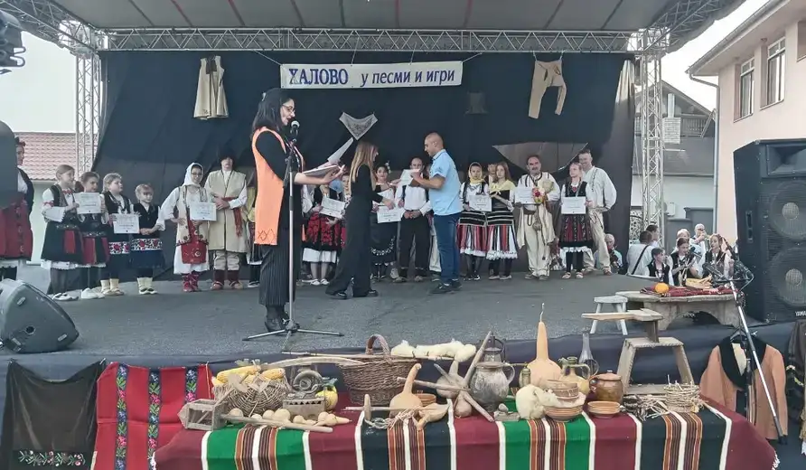 U Halovu održana manifestacija tradicionanog narodnog stvaralaštva „Halovo u pesmi i igri”