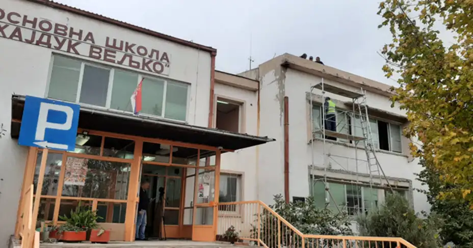Opet gradska vlast selektivno poziva novinare: Rekonstrukcija škole “Hajduk Veljko” i sportske hale u završnoj fazi