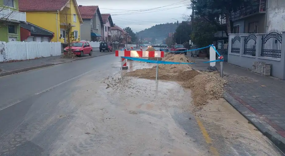 Havarija na vodovodnoj ili toplovodnoj mreži u ulici Ivana Milutinovića, samo dve godine nakon rekonstrukcije