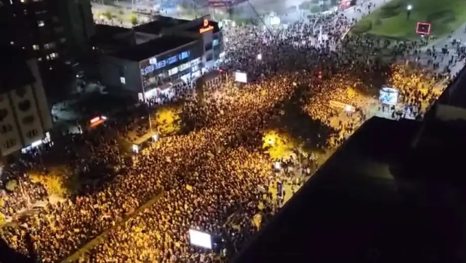 Na protestu u Novom Sadu cisterna puna fekalija: „Ovo ćemo mi njima sve da isporučimo, uz poruku da ovo mora da se isprazni“