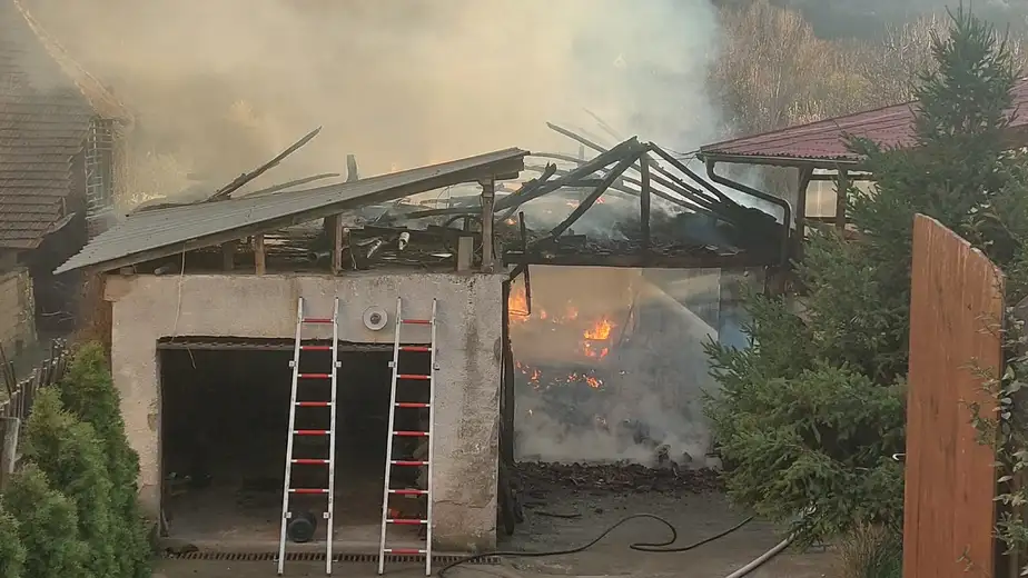 Požar u selu Zvezdan, gori pomoćni objekat