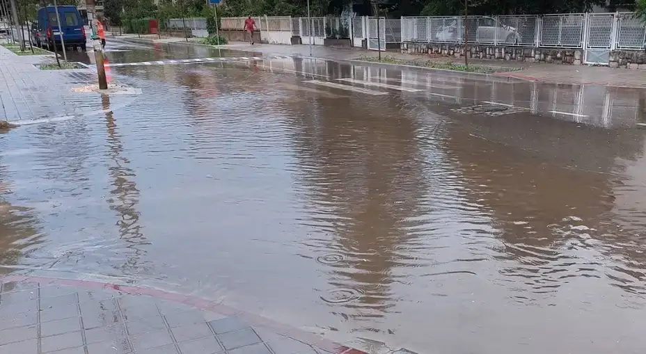 Jaka kiša i grmljavina u Zaječaru: U pojedinim ulicama voda na kolovozima. RHMZ izdao novo upozorenje!